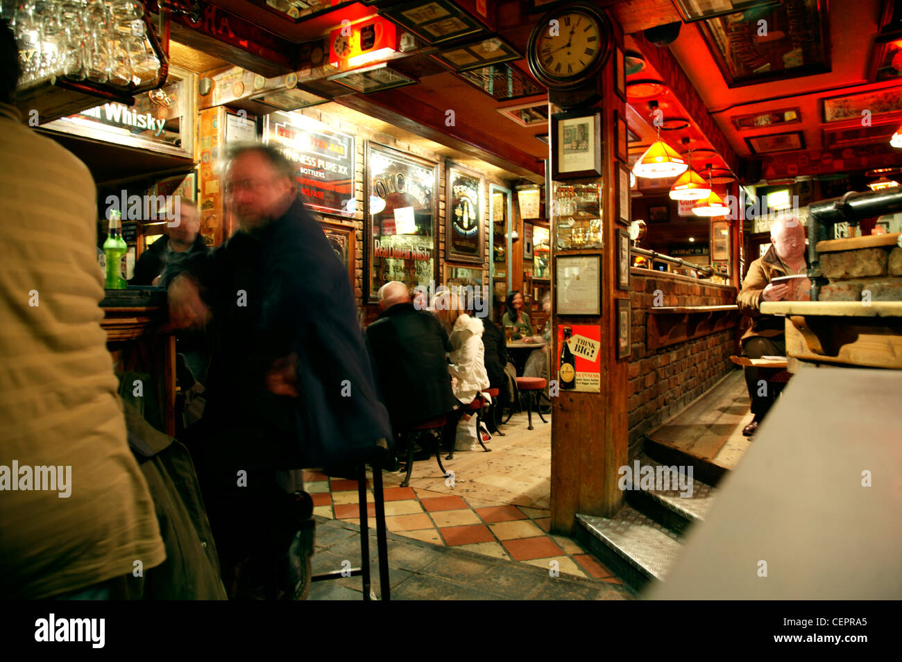 Innenaufnahme der Trinker an der Duke of York Pub in Belfast. Stockfoto