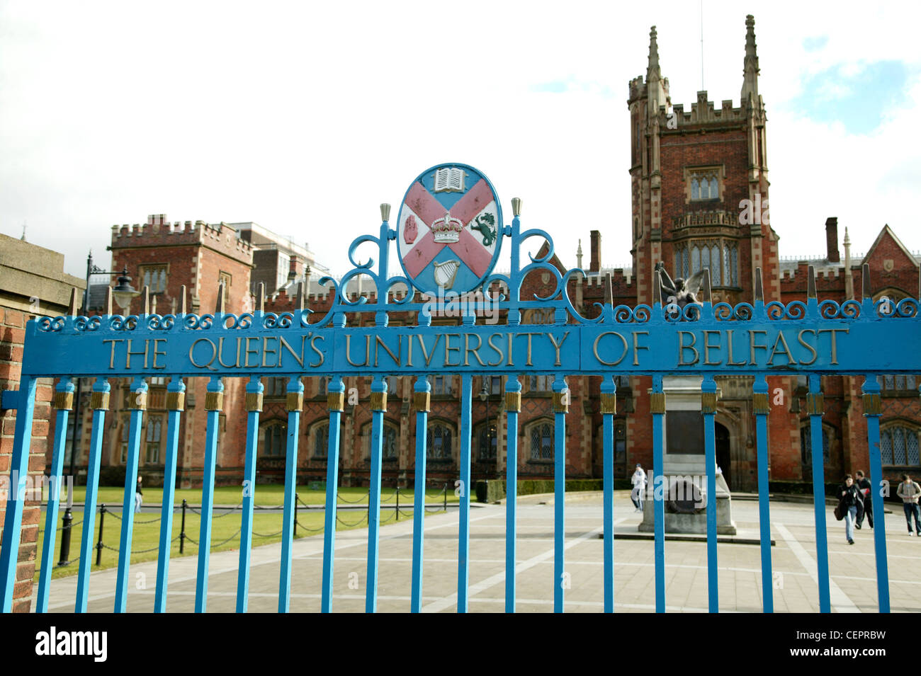 Ein Blick durch die Eingangstore, der Queens University Belfast. Stockfoto