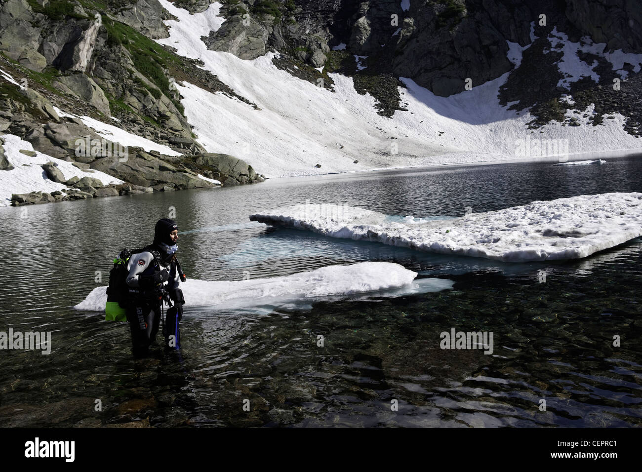 Tauchen im Mountain Lake Sassolo, Sambuco Tal, Tessin, Schweiz Stockfoto