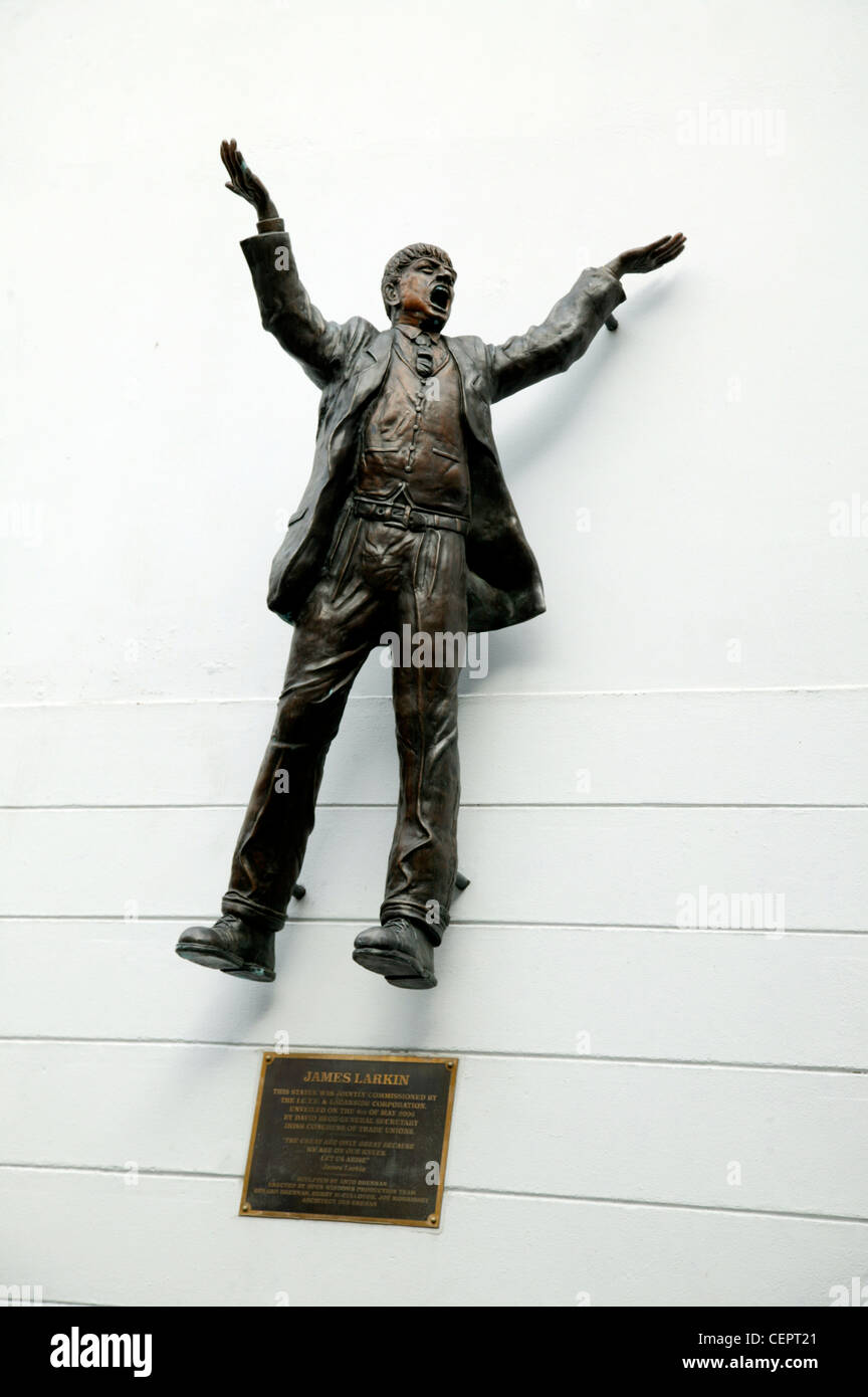 Eine Statue Hommage an James Larkin auf der Seite eines Gebäudes in den Straßen von Dublin. Stockfoto