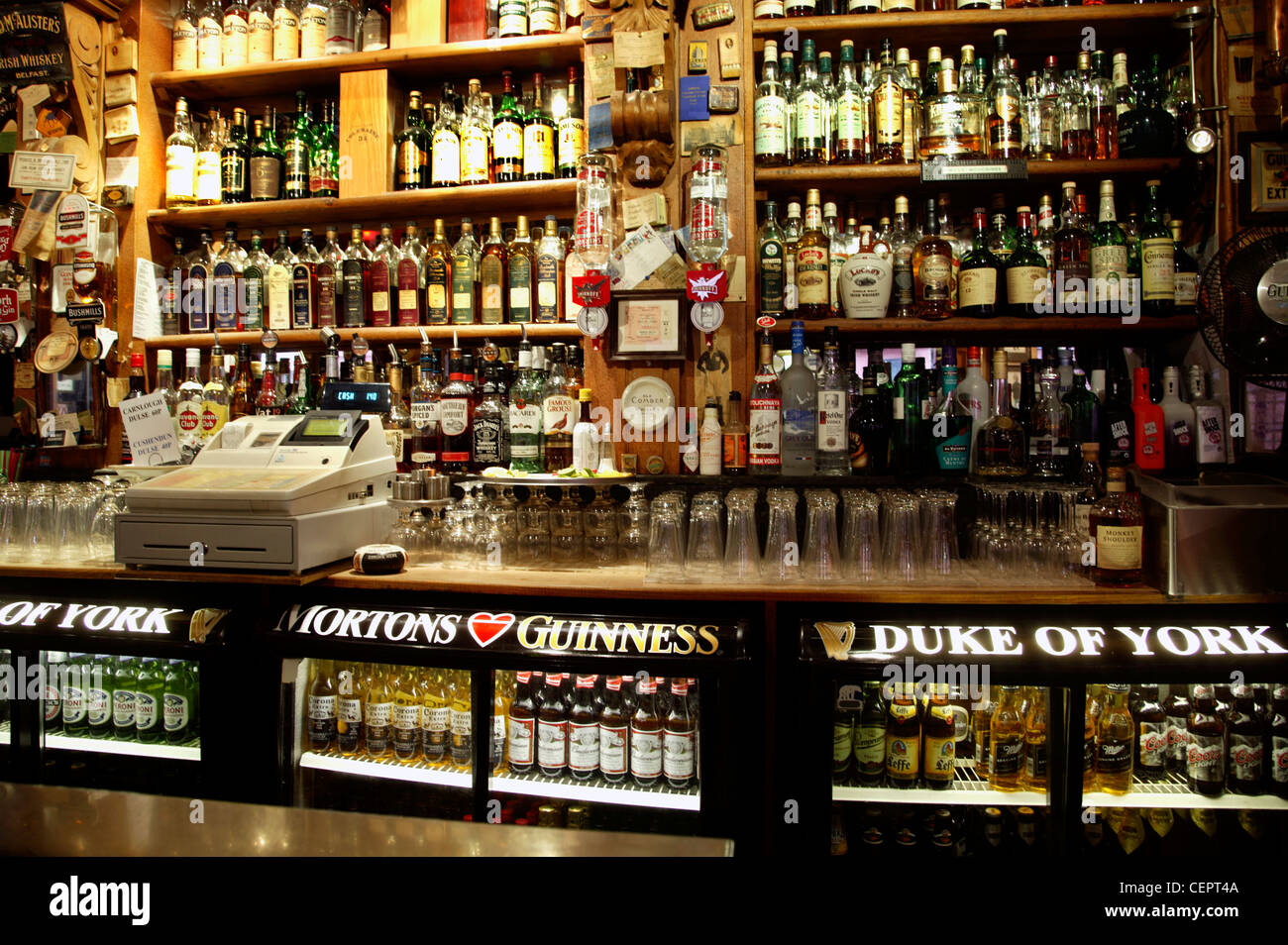 Innenaufnahme von Flaschen aufgereiht die Bar des Duke of York Pub in Belfast. Stockfoto