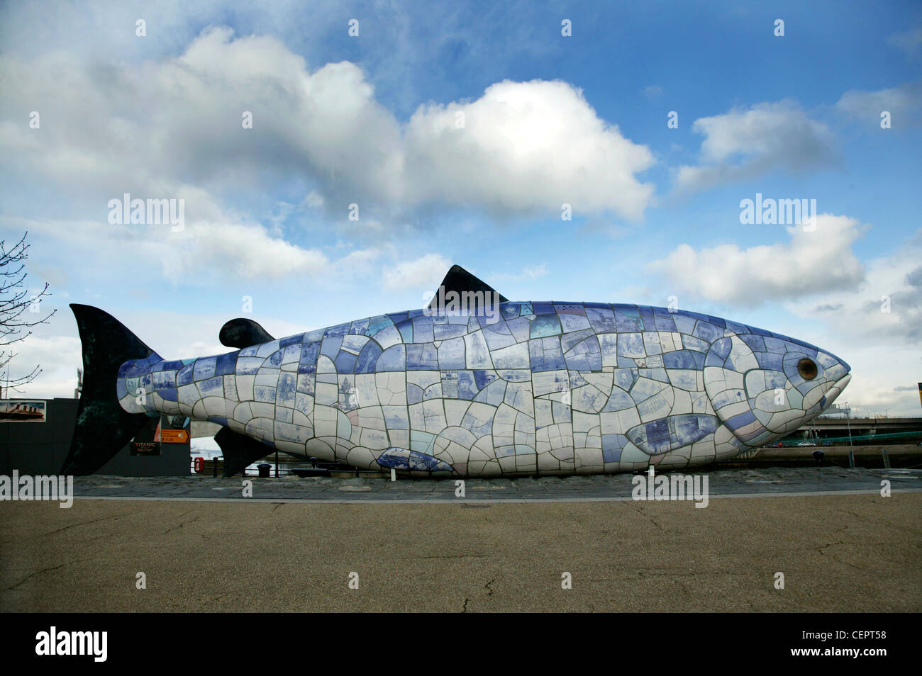 Die Lachse des Wissens Keramik Fisch Skulptur in Belfast. Stockfoto