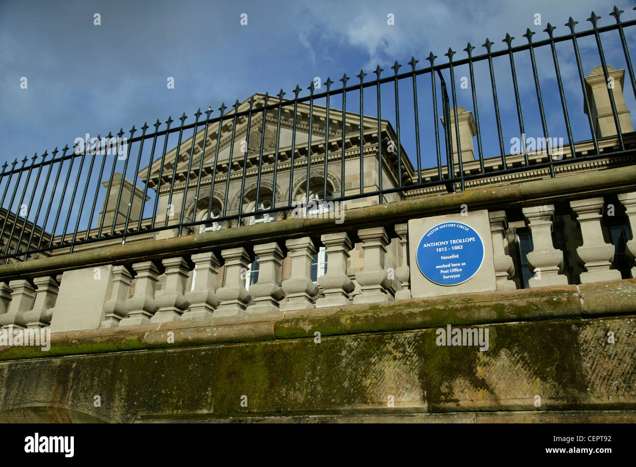 Ein Anthony Trollope Gedenktafel an das general Post Office in Custom House Square. Stockfoto