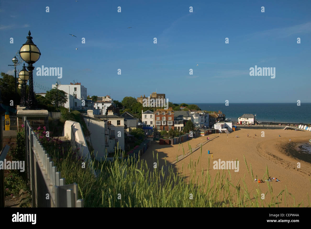 Ein Blick hinunter auf den Strand in Broadstairs Bleak House, das Haus von Charles Dickens in Kent, in die Ferne blickt. Stockfoto