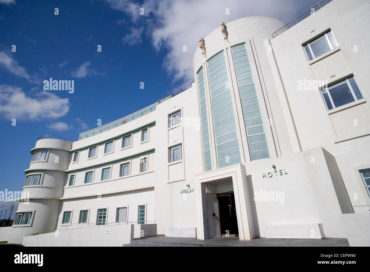 Der Eingang des Midland Hotel, ein Art-Deco-Klassiker an der Strandpromenade von Morecambe Bay. Stockfoto