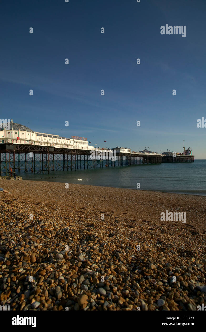 Brighton Pier, ein Klasse 2 denkmalgeschützten Gebäude, vom Kiesstrand in Brighton. Der Pier ist 1722 Füße lang und anerkannt als der Stockfoto