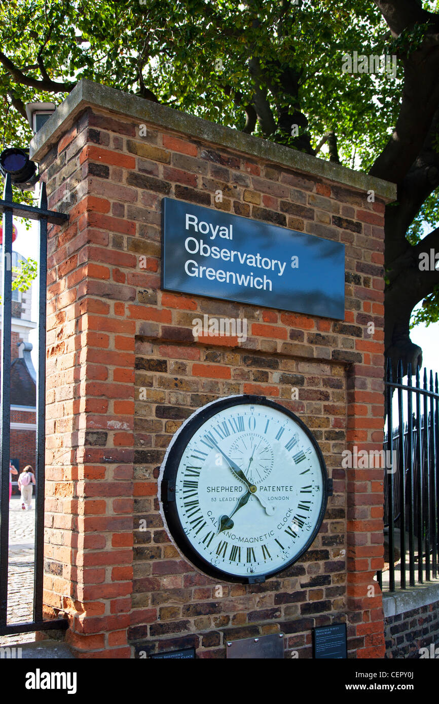 Die Shepherd Gate Uhr an der Wand außerhalb des Royal Observatory Greenwich.  Die Uhr war vermutlich der erste anzuzeigende Greenwich Stockfotografie -  Alamy