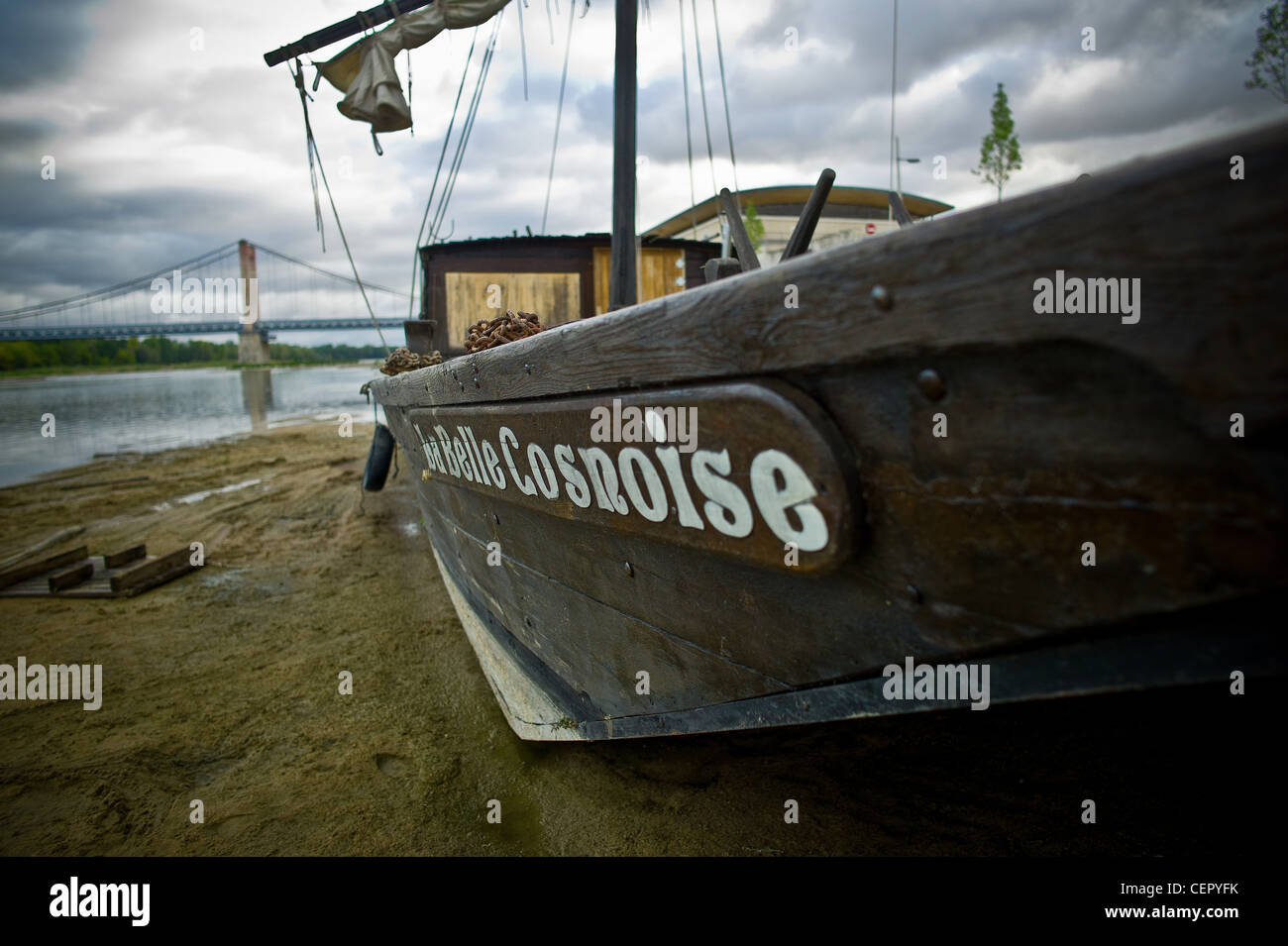 Ufer der Loire Landschaft., Boote und Brücke auf Loire Cosne. Stockfoto