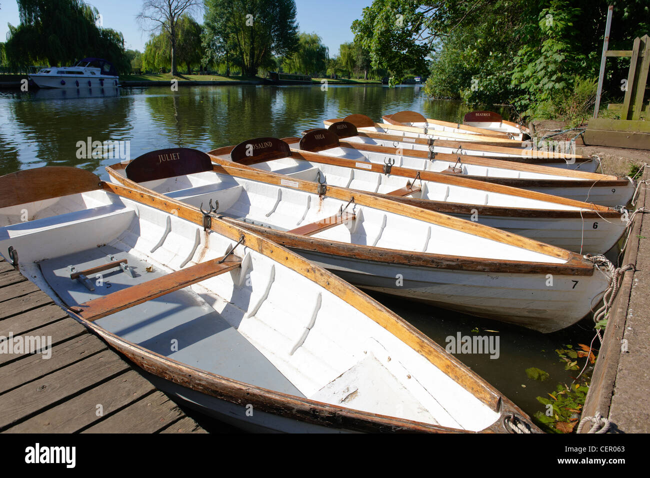 Eine Linie von Ruderboote zu mieten, benannt jeweils nach einer Shakespeare-Figur, festgemacht am Flussufer des Flusses Avon in Strat Stockfoto