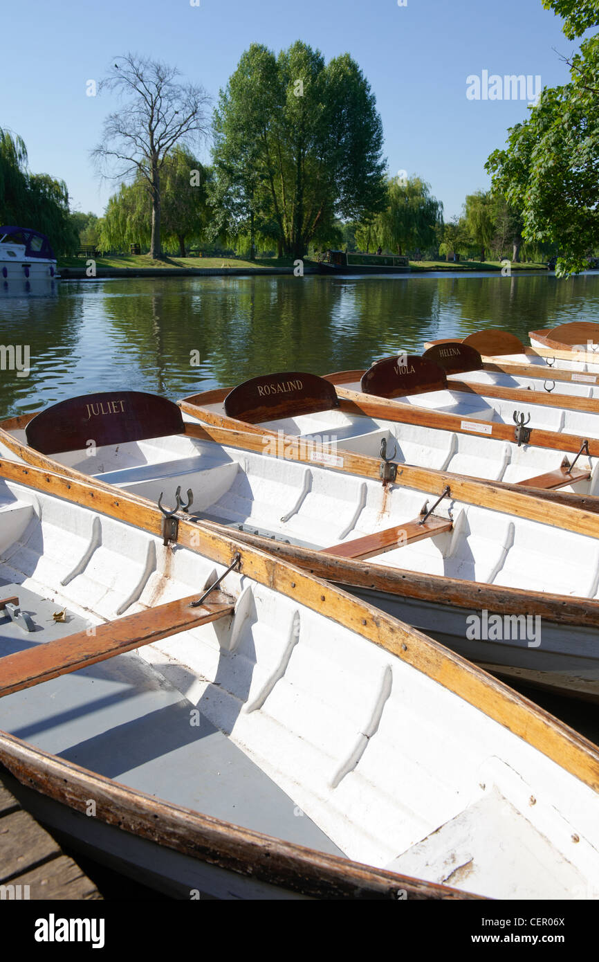 Eine Linie von Ruderboote zu mieten, benannt jeweils nach einer Shakespeare-Figur, festgemacht am Flussufer des Flusses Avon in Strat Stockfoto