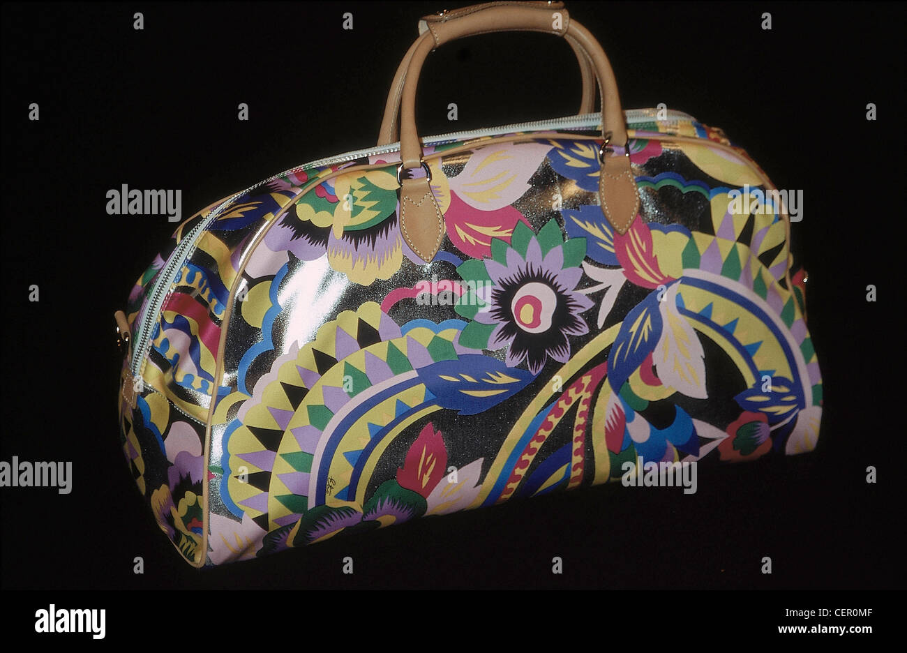 Etro Backstage Mailand bereit zu tragen Frühling Sommer gedruckten Bowlingkugel Ledertasche Silber Hintergrund bunten print tan Stockfoto