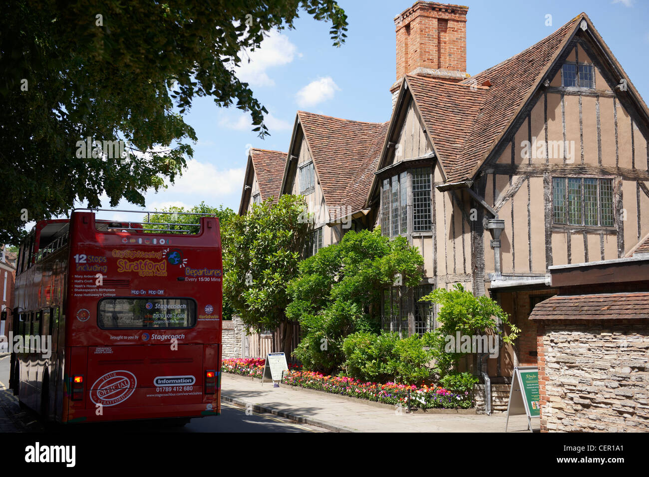 Eine Sightseeing Tourbus außerhalb Halls Croft, einmal das Haus von Shakespeares Tochter Susanna verheiratet Arzt John Hall in 160 Stockfoto