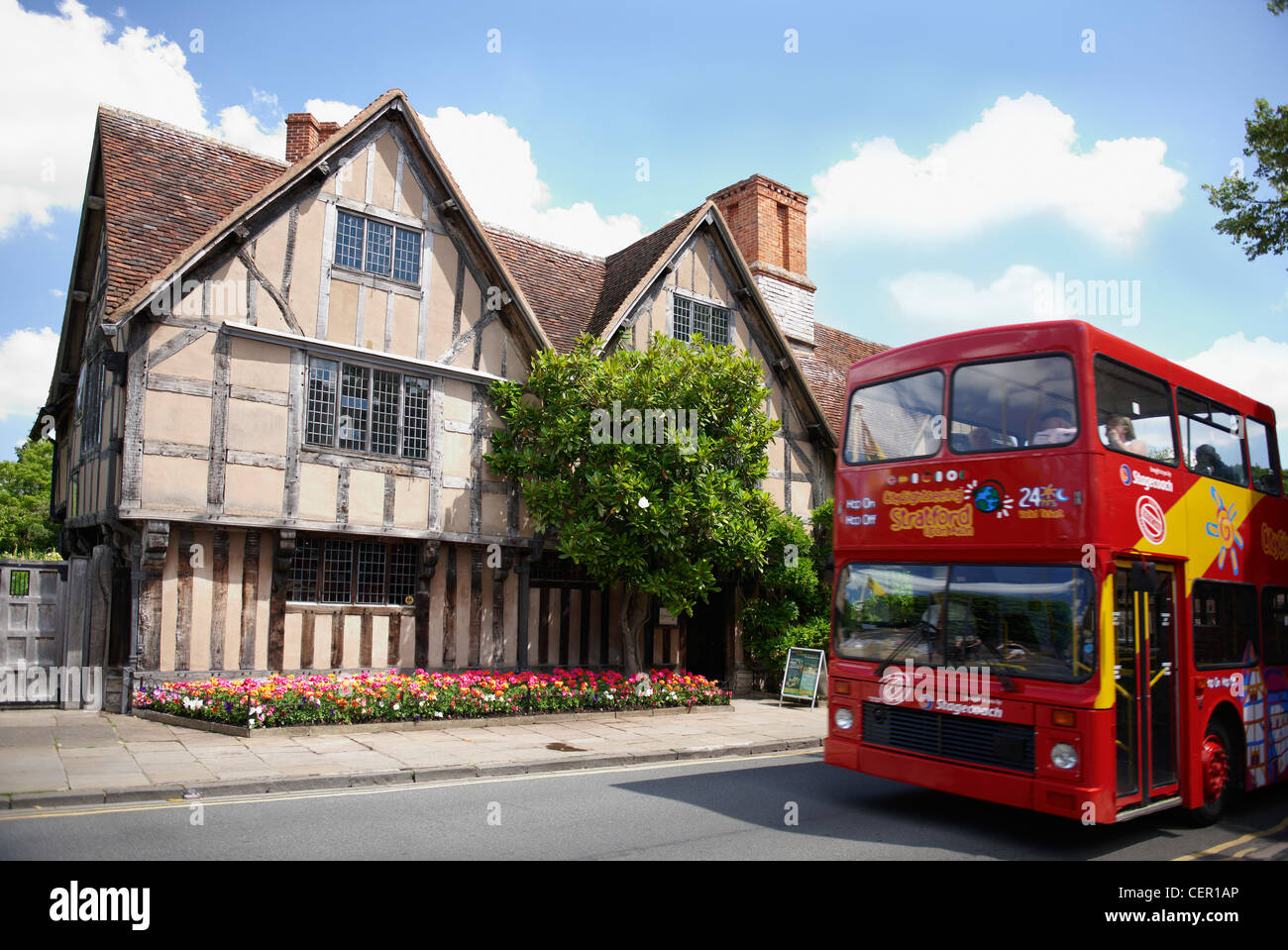 Eine Sightseeing Tourbus außerhalb Halls Croft, einmal das Haus von Shakespeares Tochter Susanna verheiratet Arzt John Hall in 160 Stockfoto