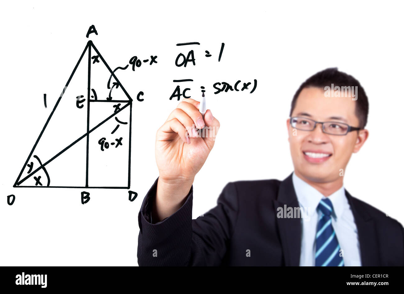 junger Ingenieur eine trigonometrische Funktionen zeichnen und Mathematik Diagramm Stockfoto