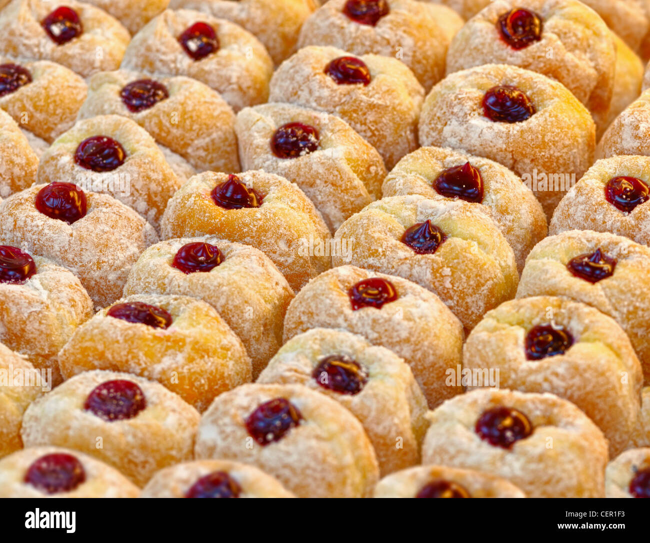 Fertige Donuts mit Puderzucker auf einem Tablett bedeckt Stockfoto