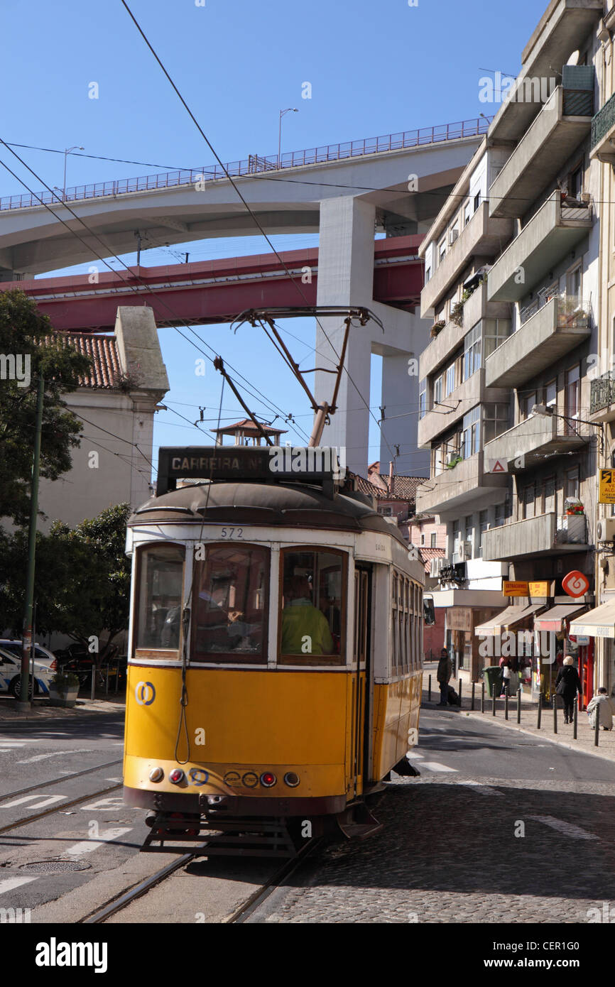 Gelbe Straßenbahn Lissabon Lisboa, Portugal mit Blick hinter der Avenida da Ponte de 25 Abril, über Wohnungen im Stadtzentrum Stockfoto