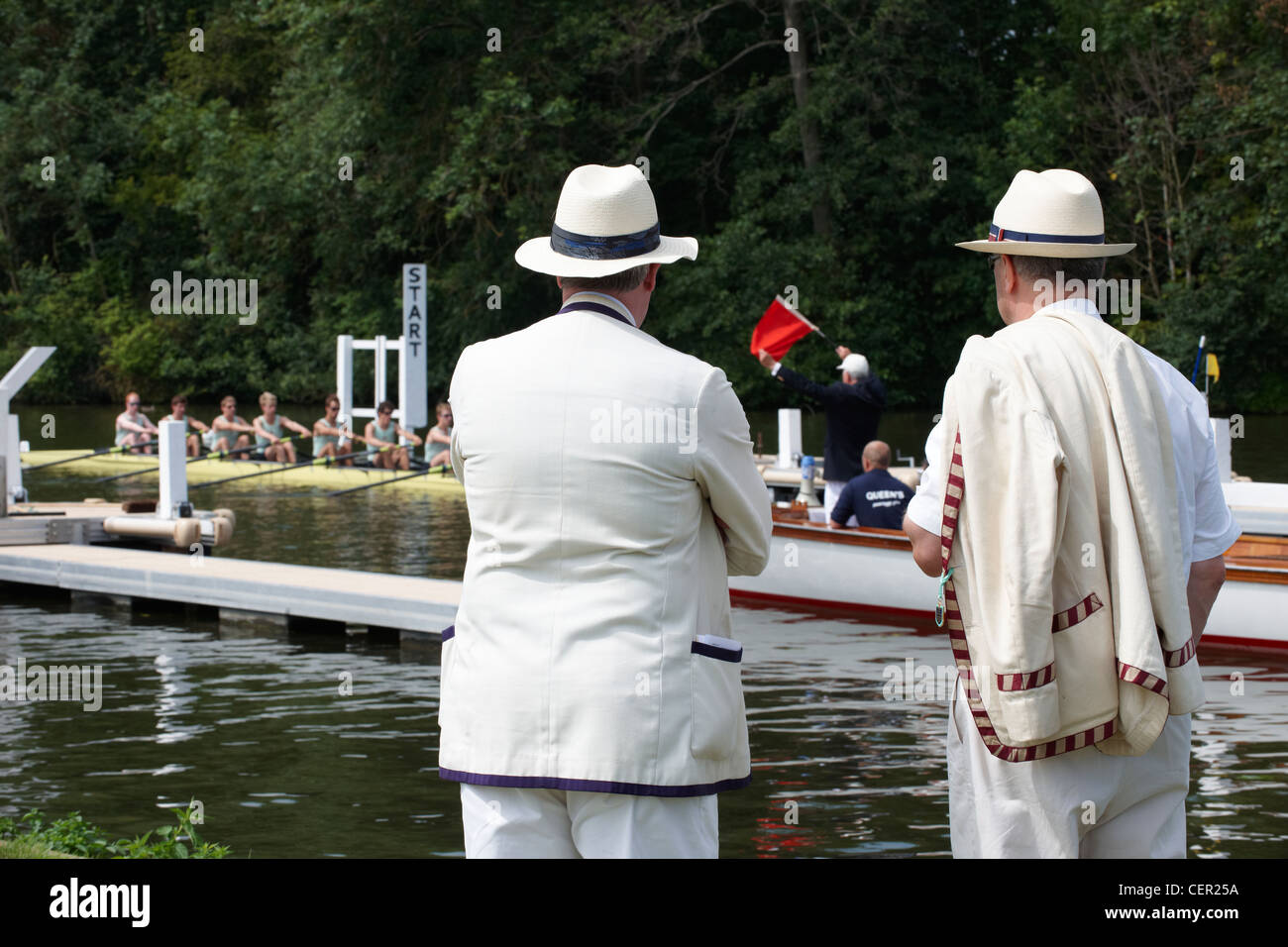 Senior Ruder Club-Mitglieder stehen am Flussufer der Start eines Rennens auf der jährlichen Henley Royal Regatta beobachten. Stockfoto