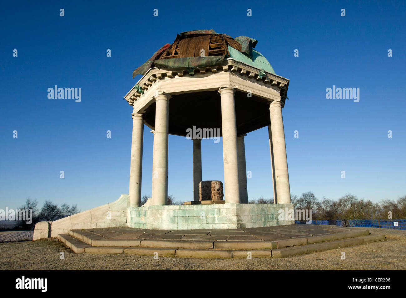 Kriegerdenkmal, Barr Beacon, Walsall, West Midlands, im Bild, nachdem Diebe Metall von der Überdachung stahlen. Stockfoto