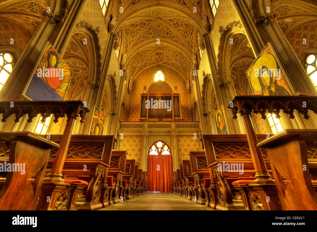 Innenraum der Kirche San Vittore in Pollenzo, Italien. Stockfoto