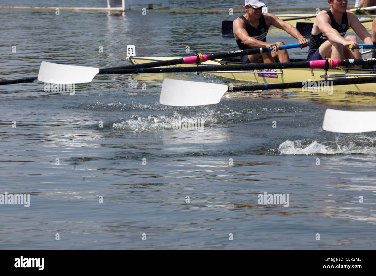 Eine Bootscrew hart auf ihre Blätter aus dem Wasser heben, während eines Rennens bei der jährlichen Henley Royal Regatta Rudern. Stockfoto