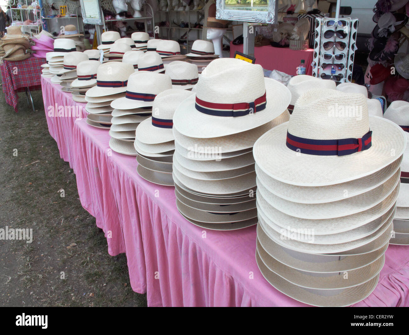 Panamahüte zum Verkauf an der jährlichen Henley Royal Regatta. Stockfoto