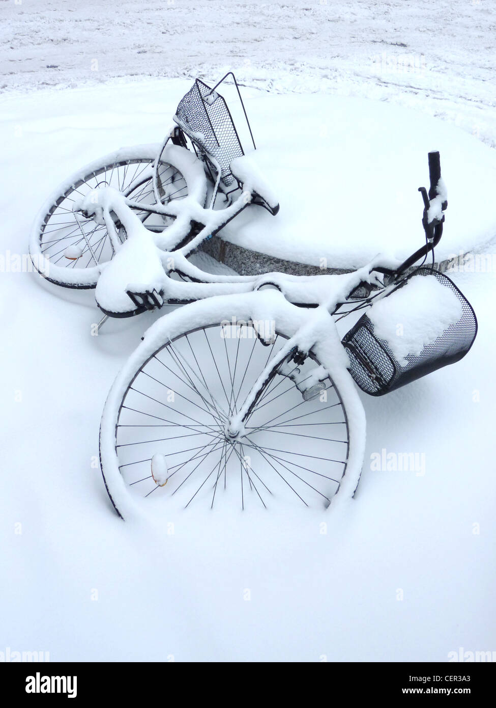 Gefallenen Fahrrad mit Schnee bedeckt, Genf, Schweiz Stockfoto