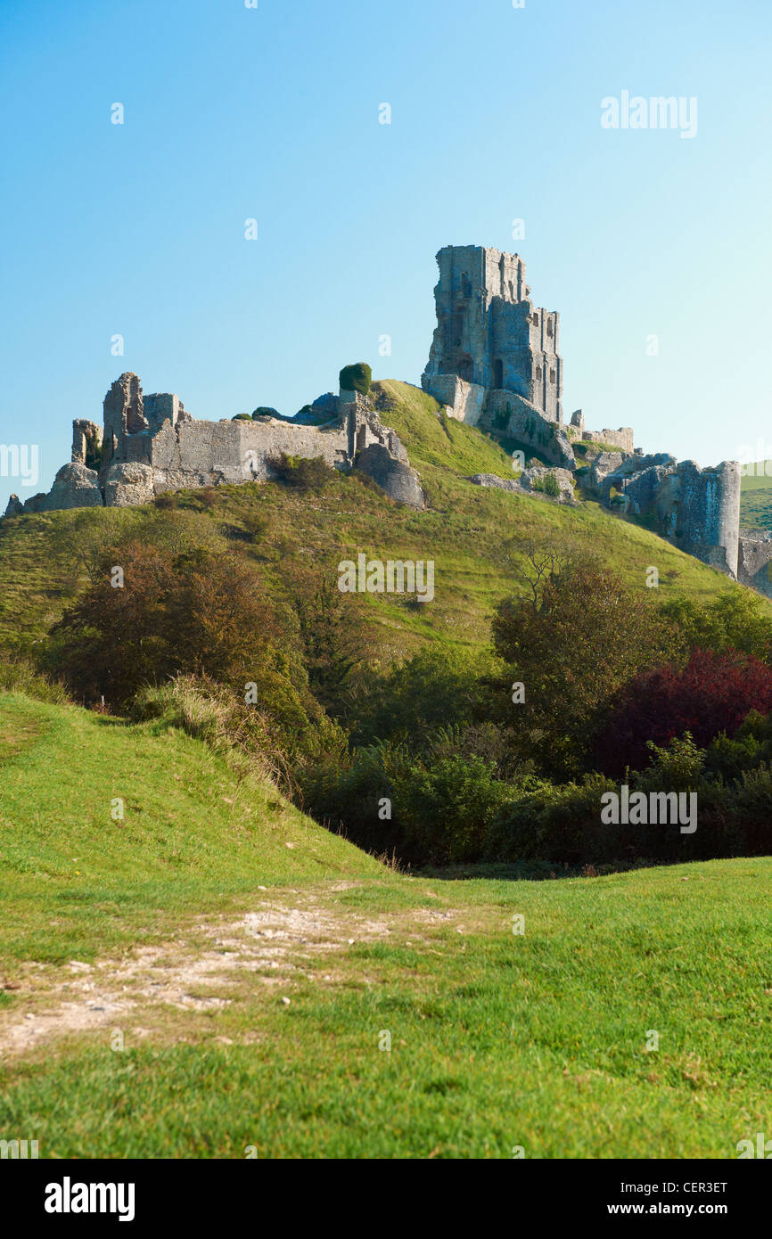 Die Ruinen des 11. Jahrhunderts Corfe Castle in den Purbeck Hills. Stockfoto