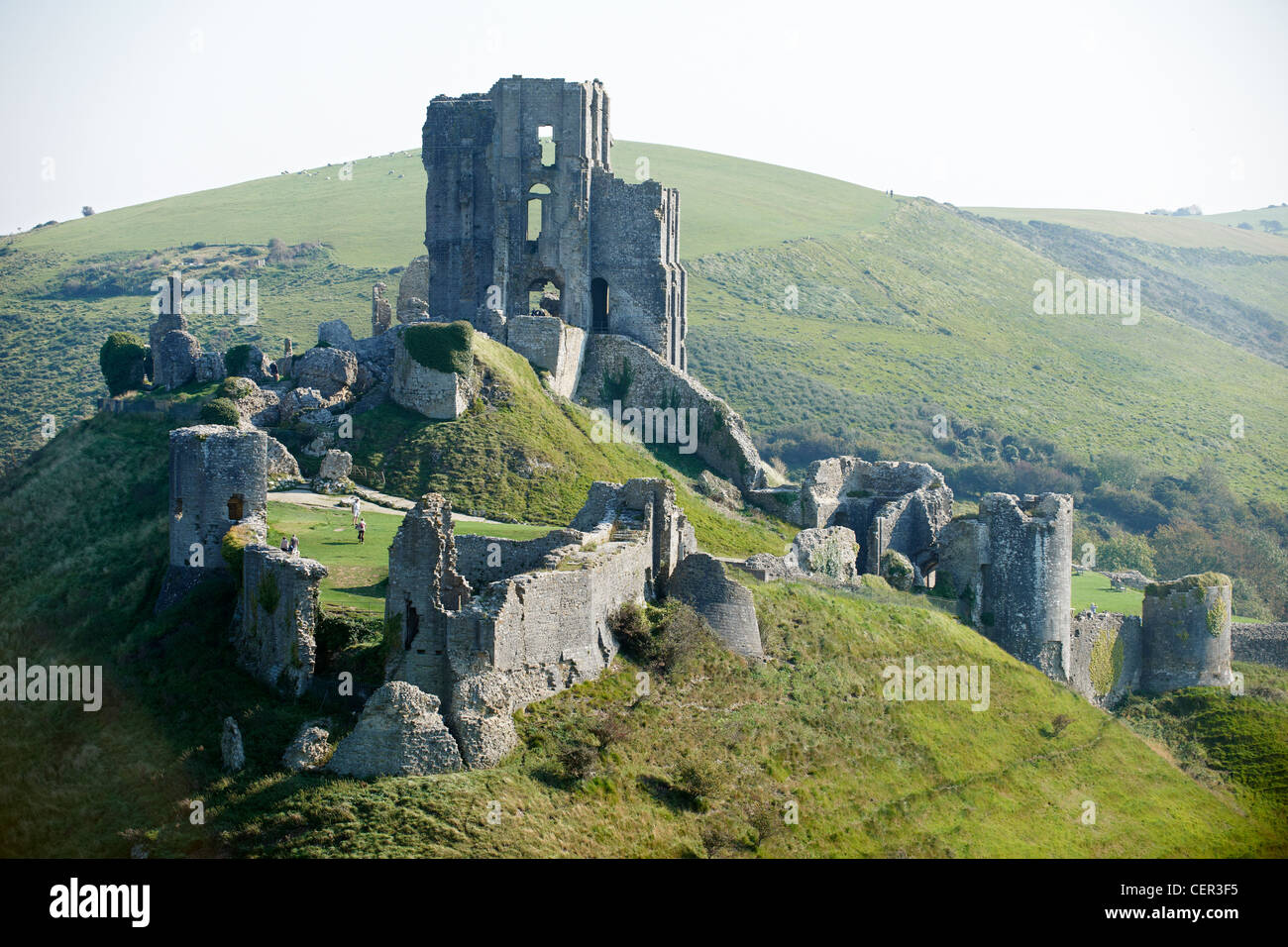 Die Ruinen des 11. Jahrhunderts Corfe Castle in den Purbeck Hills. Stockfoto