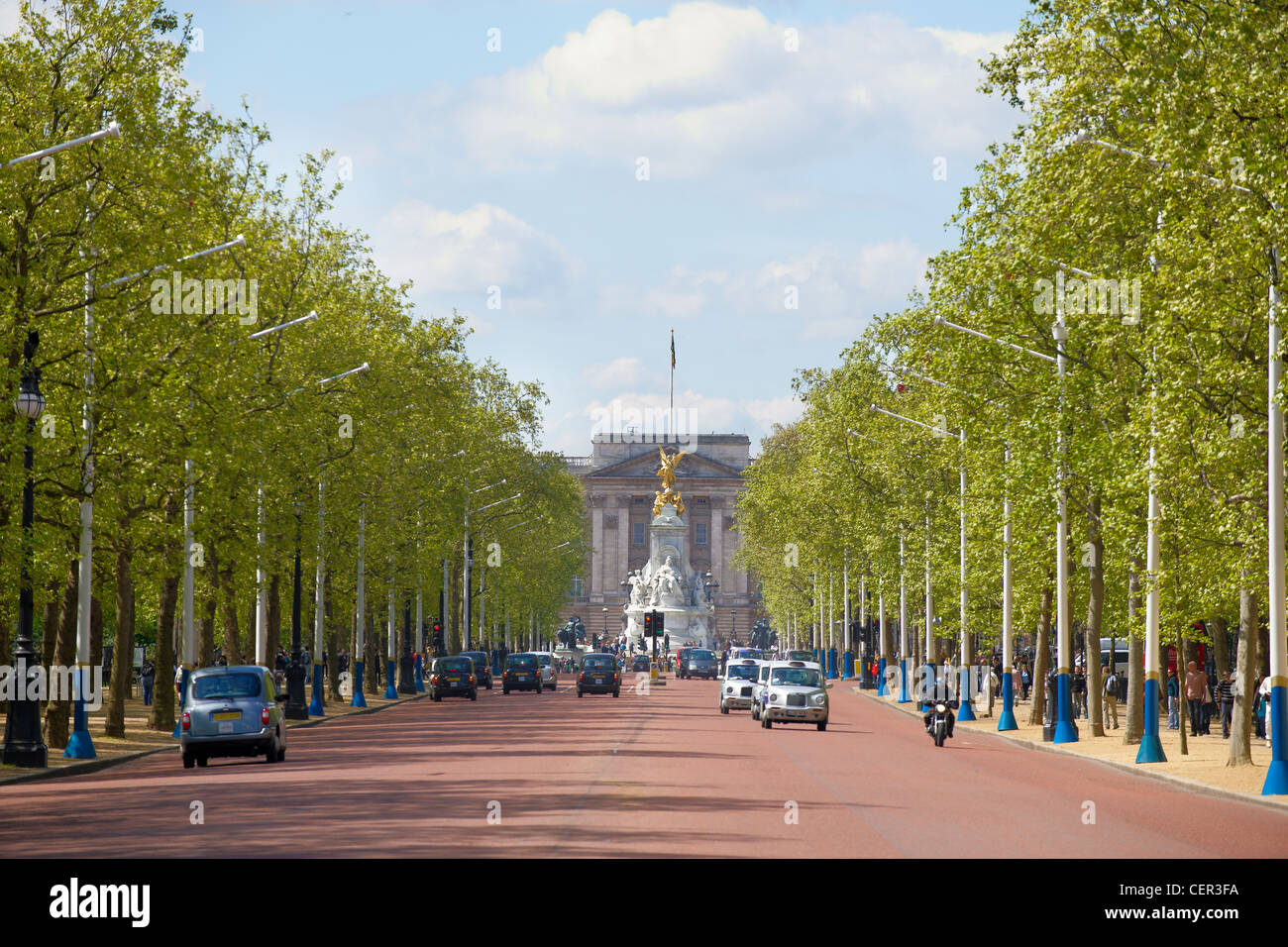 Buckingham Palace von Pall Mall an einem Frühlingstag in London gesehen. Stockfoto