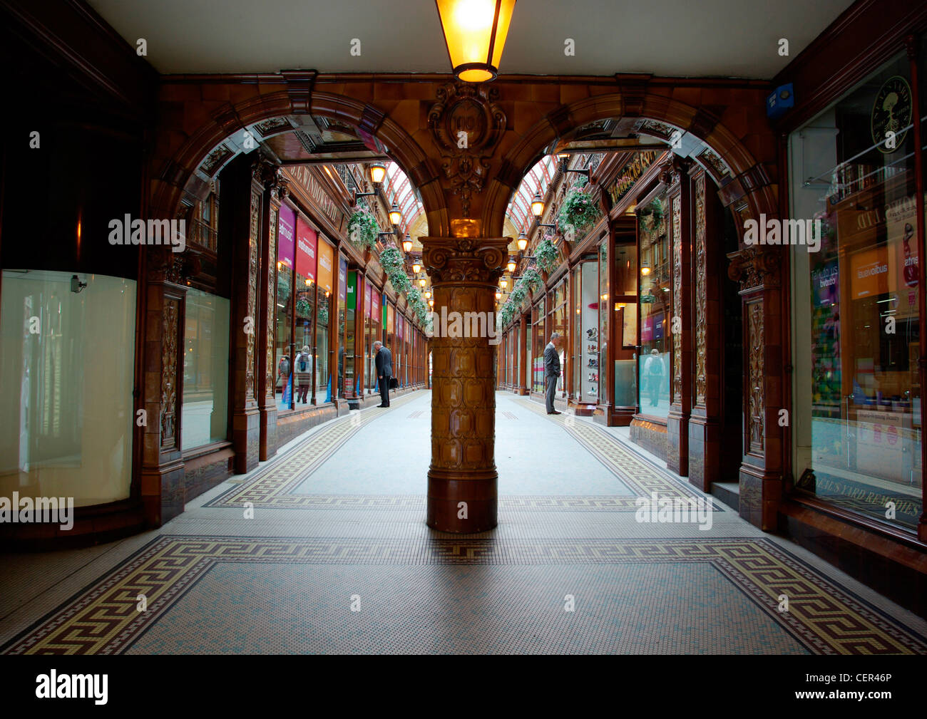 Zwei Männer Schaufensterbummel in Central Arcade. Stockfoto