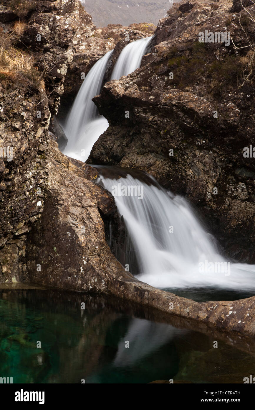 Ein Wasserfall und eine ruhige Reflexion unter Sligachan. Stockfoto