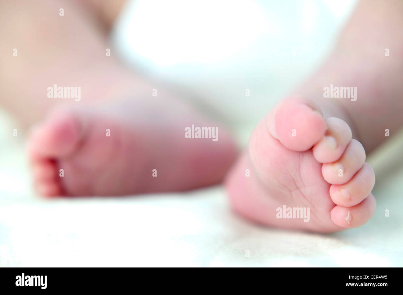Blick vom Boden des männlichen Kindes Füßen liegend auf weißen Decke Stockfoto