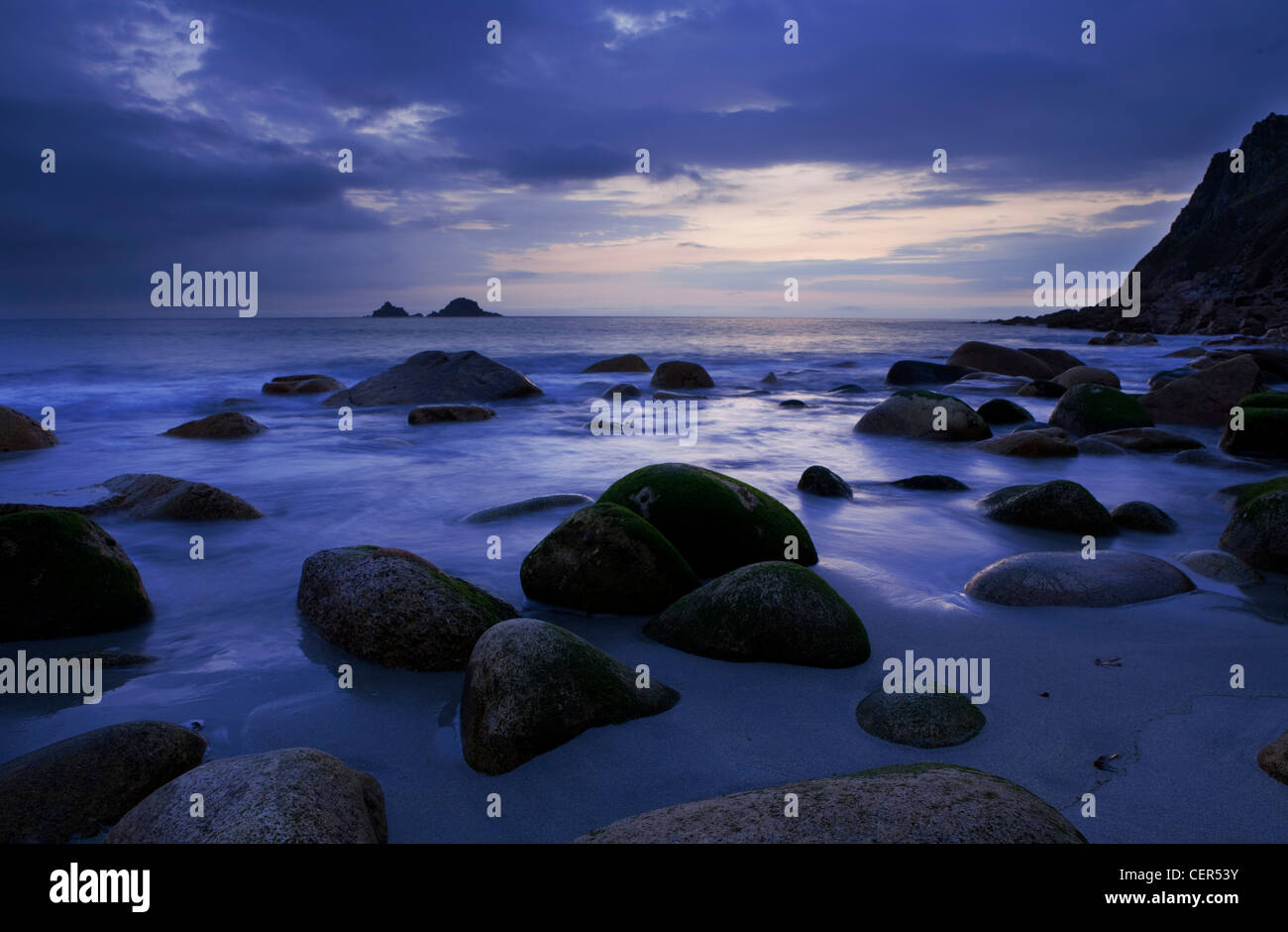 Große eiförmige Felsen an Porth Nanven Strand in der Abenddämmerung. Stockfoto