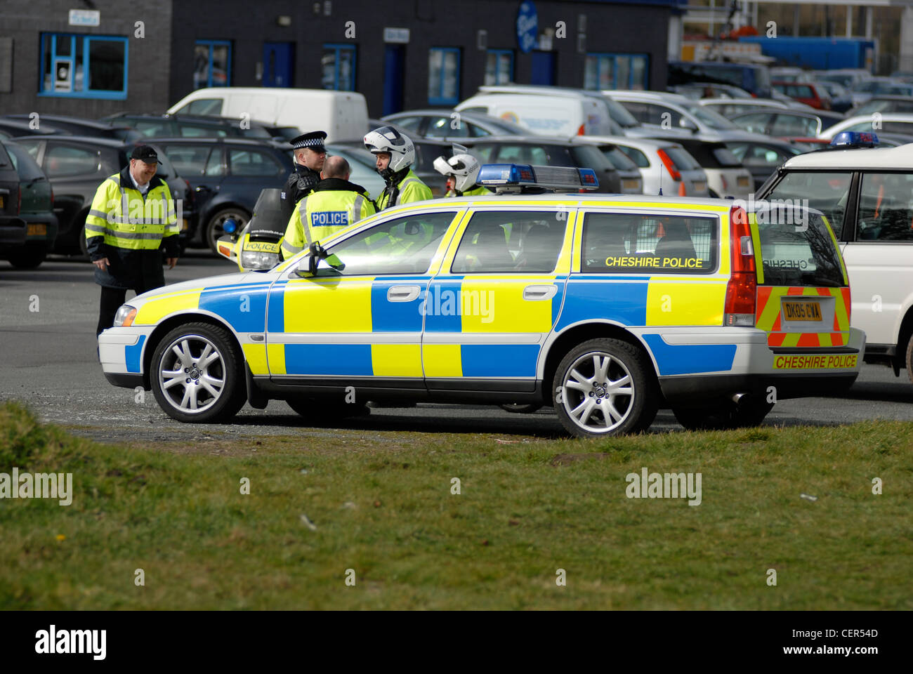 Britische Polizei-Auto am Unfallort ein Unruhen Stockfoto