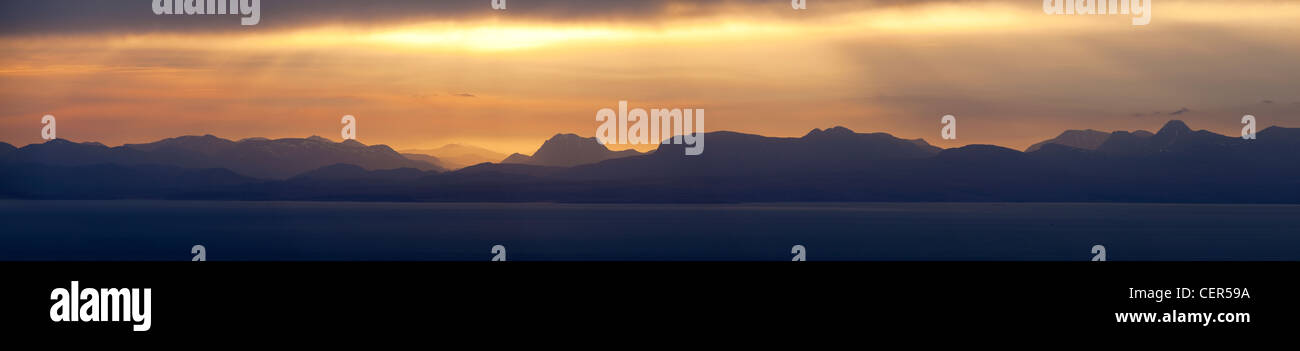 Ein Blick bei Sonnenaufgang von der Quiraing in Richtung der fernen Hügel auf dem Festland. Stockfoto