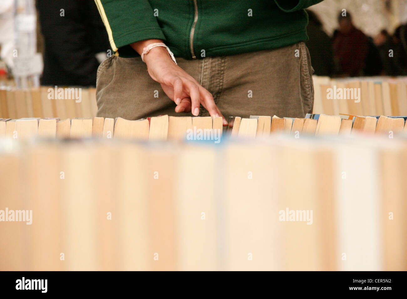Ein Mann sucht nach Büchern bei der Damm-Book-Markt an der Themse. Stockfoto