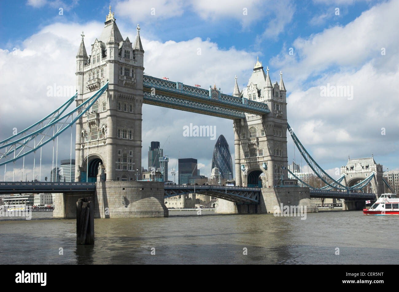 Ein Blick auf die Tower Bridge und der Themse. Stockfoto
