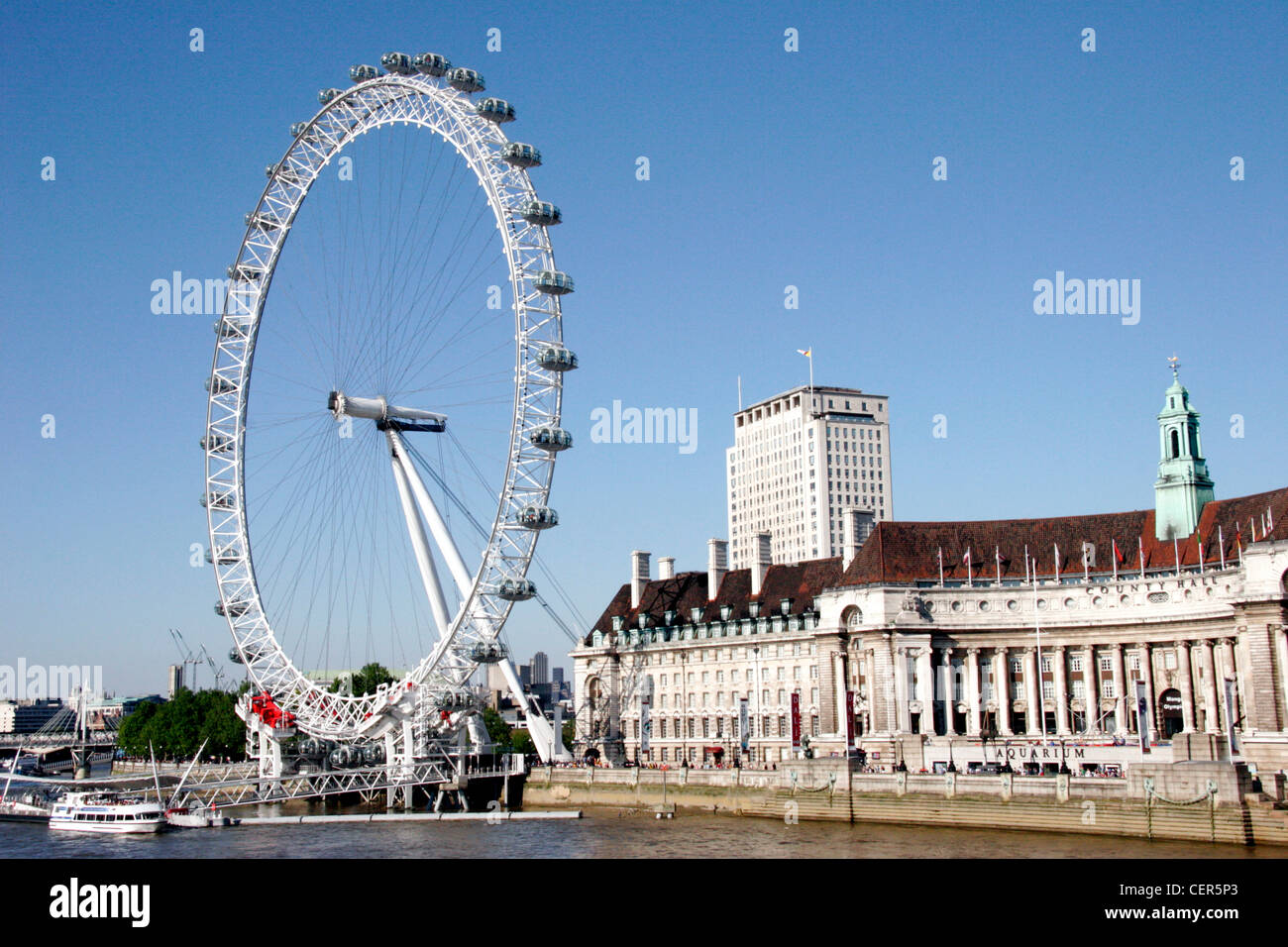 Das London Eye von Westminster Bridge gesehen. Stockfoto