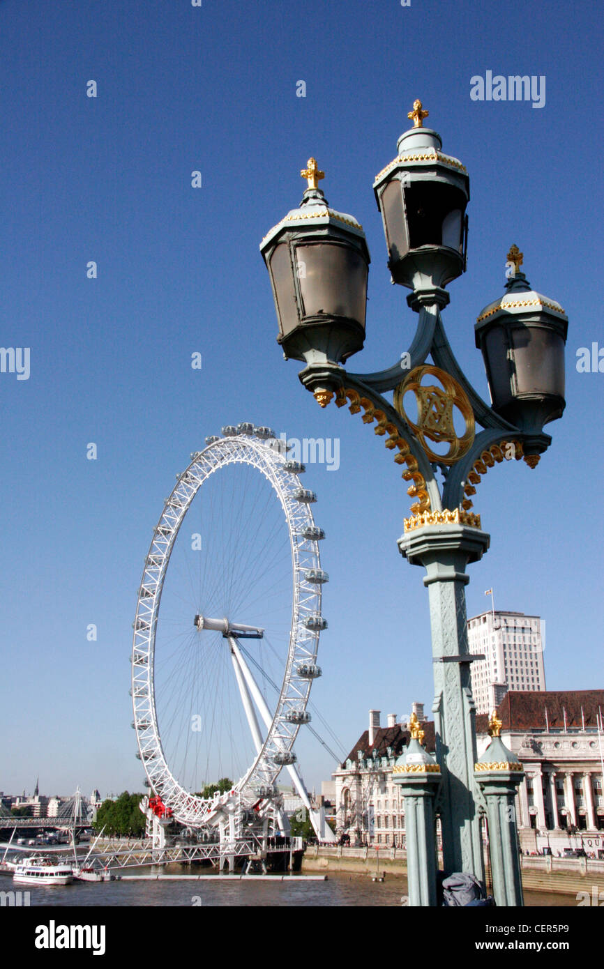 Das London Eye von Westminster Bridge gesehen und umrahmt von einer traditionellen Straßenlaterne. Stockfoto