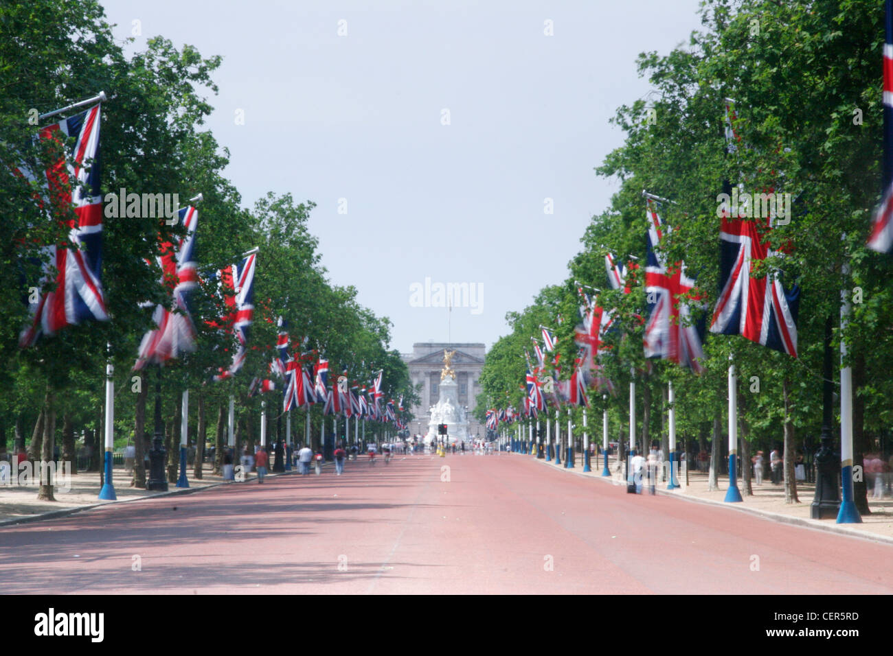 Fahnen flattern im Wind auf der Mall im Vorfeld zum Buckingham Palace. Stockfoto