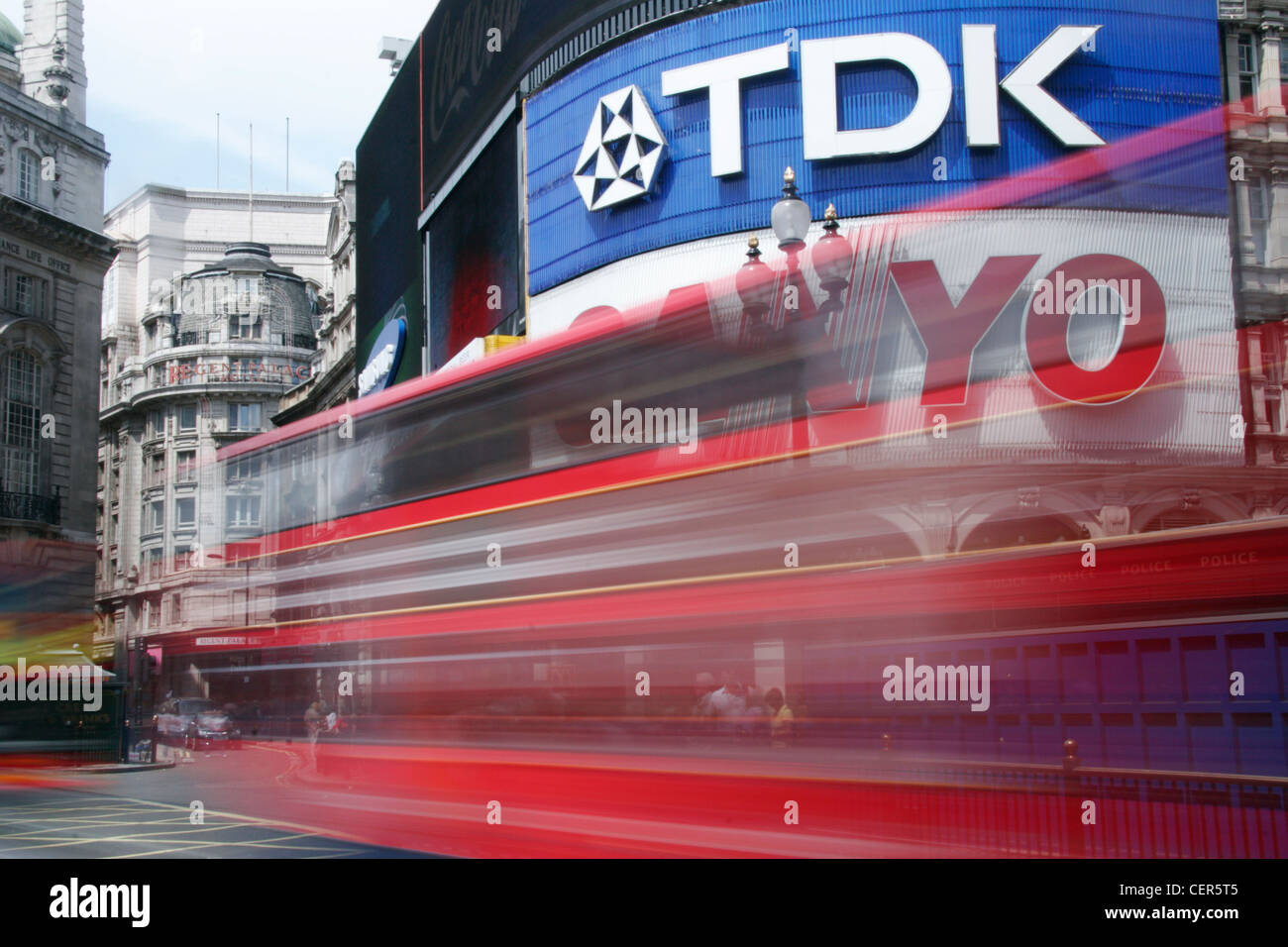 Roten Londoner Busse fahren Sie vorbei an Piccadilly Circus in London. Stockfoto