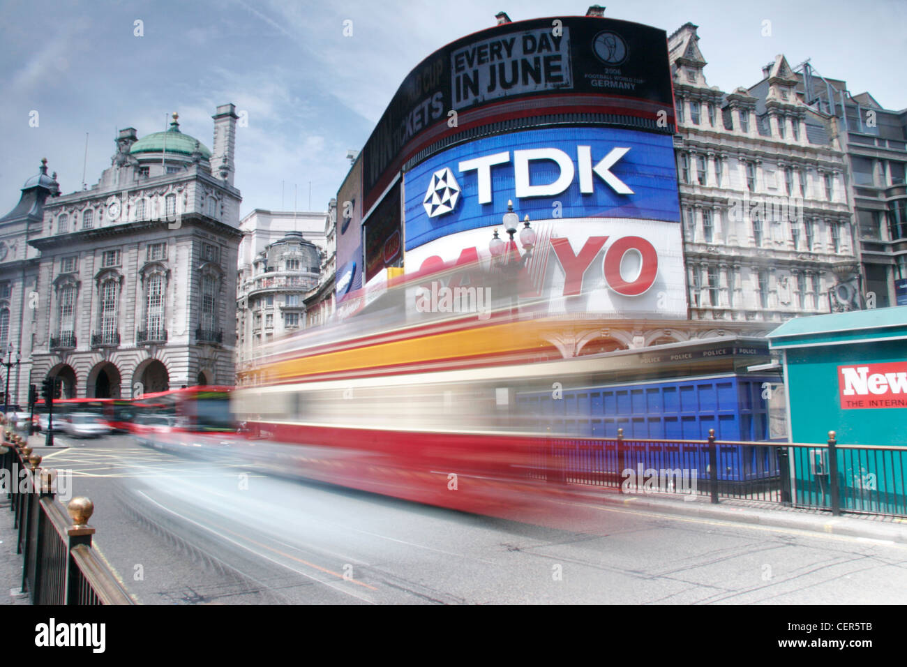 Roten Londoner Busse fahren Sie vorbei an Piccadilly Circus in London. Stockfoto