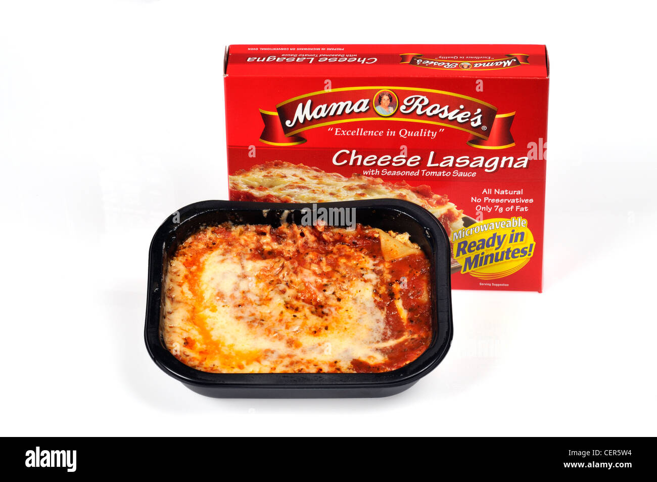 Gekochte Mama Rosie's Marke gefroren Käse Lasagne Fertiggerichte in Kunststoff schwarz Fach mit Verpackung auf weißem Hintergrund ausschneiden. Stockfoto