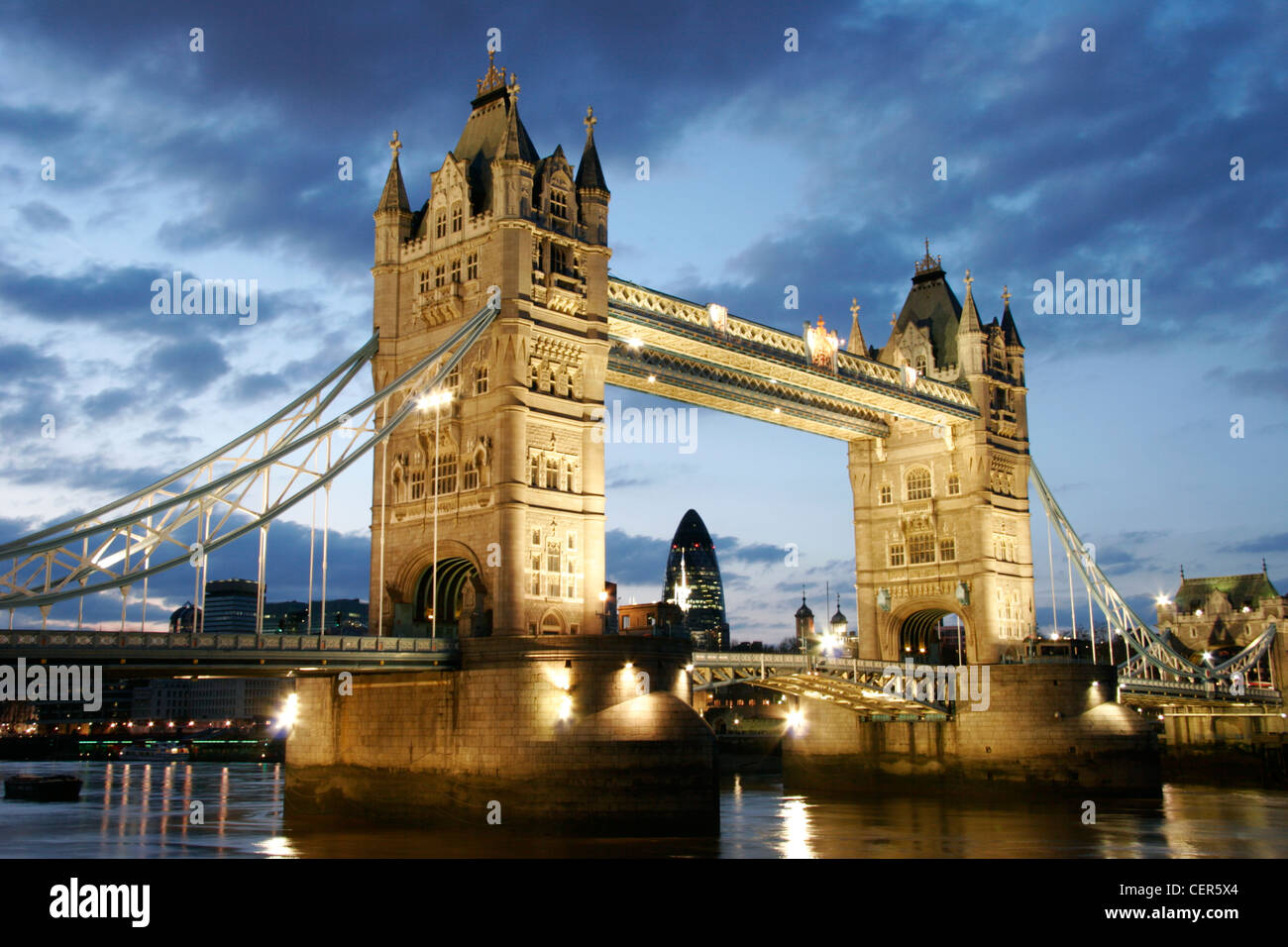 Tower Bridge und Reflexionen in der Themse in der Abenddämmerung. Stockfoto