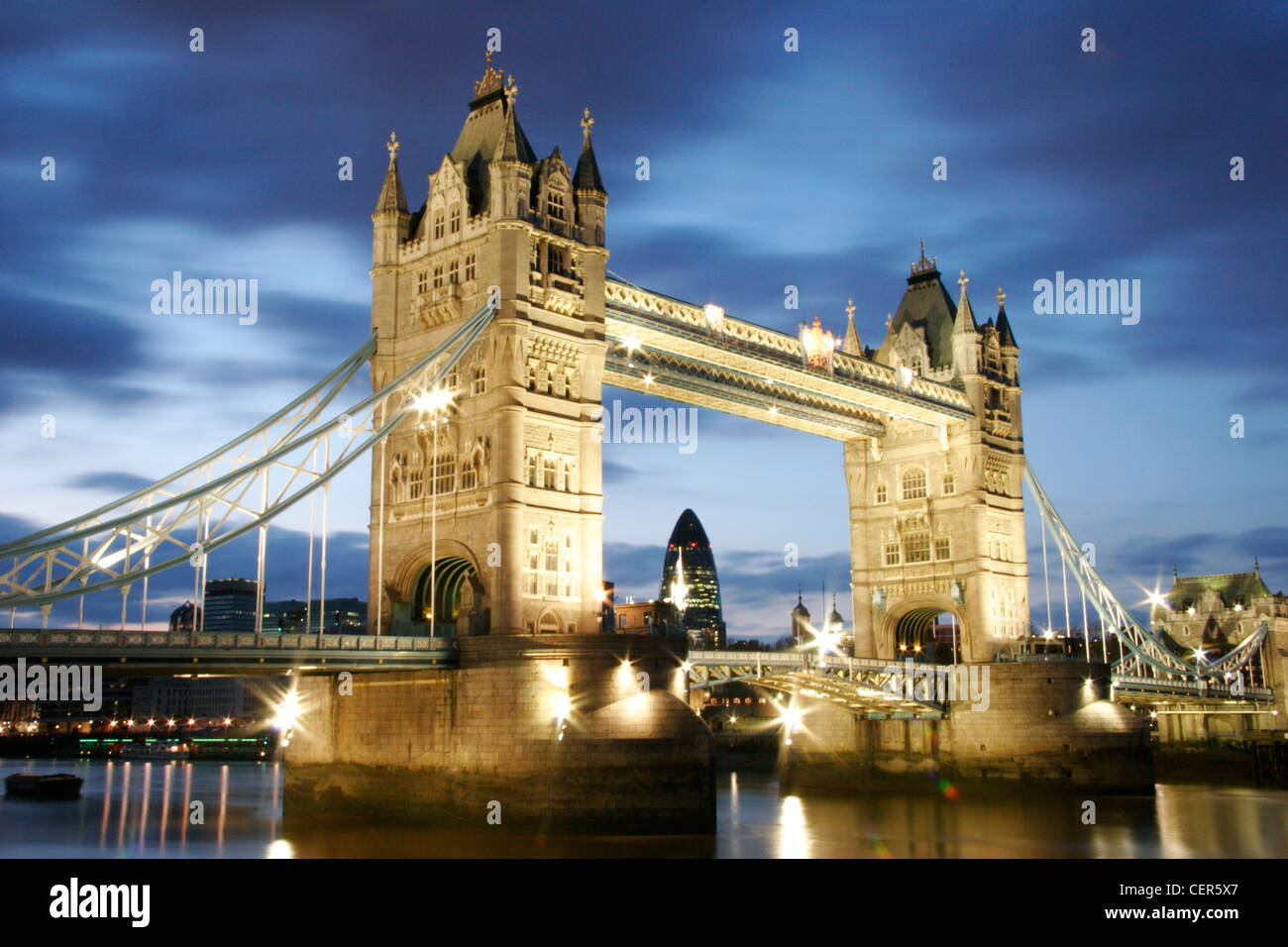 Tower Bridge und Reflexionen in der Themse in der Abenddämmerung. Stockfoto