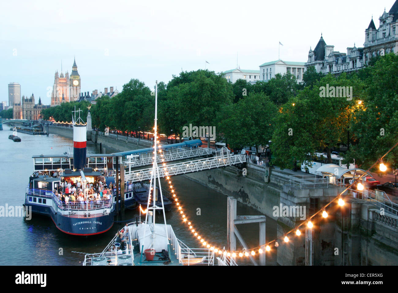 Eine Party auf einem Boot vor Anker neben dem Damm. Stockfoto