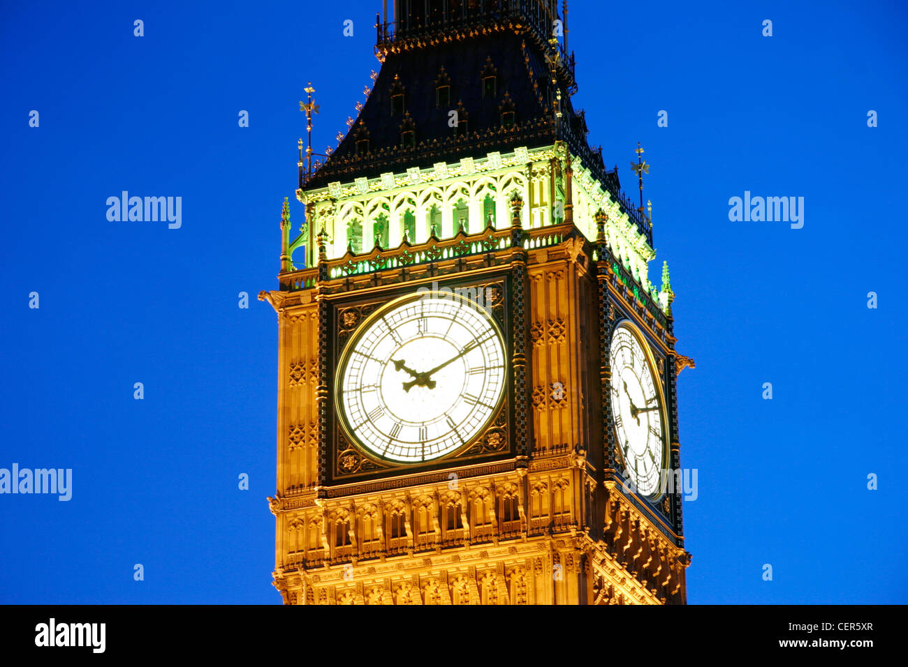 Das Ziffernblatt und Turm von Big Ben in der Nacht. Stockfoto