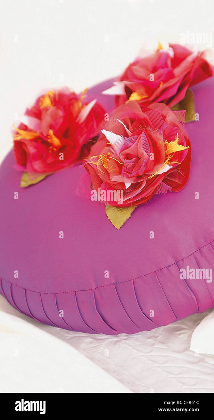 "In voller Blüte" schmücken Zierkissen, aktualisieren Sie eine Outfit verleihen eine modische Note eine Tasche mit geschichteten Stoff Rosen zu machen Stockfoto