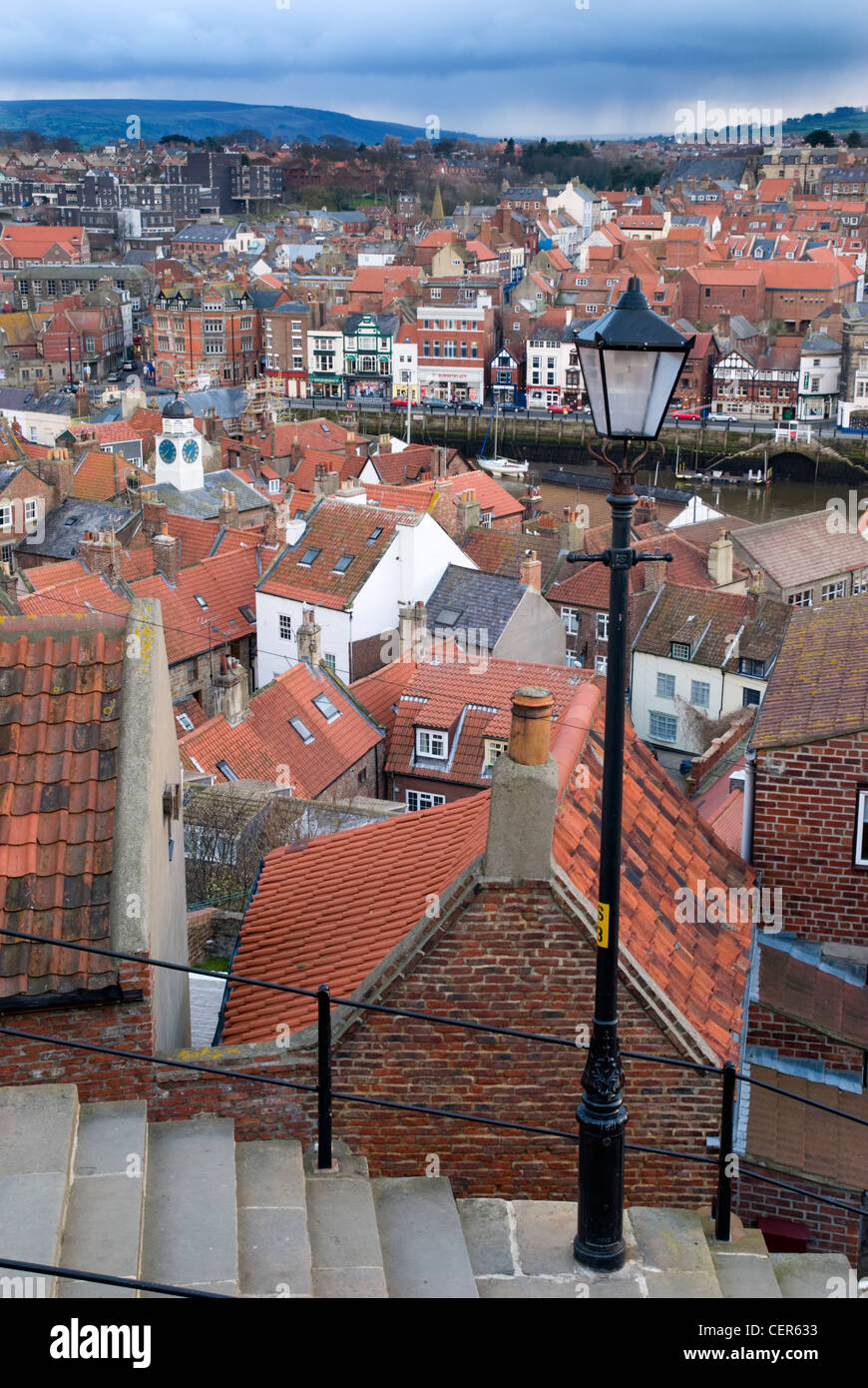 Ein Blick aus dem Schritt über die Dächer der alten Stadt von Whitby in North Yorkshire. Stockfoto