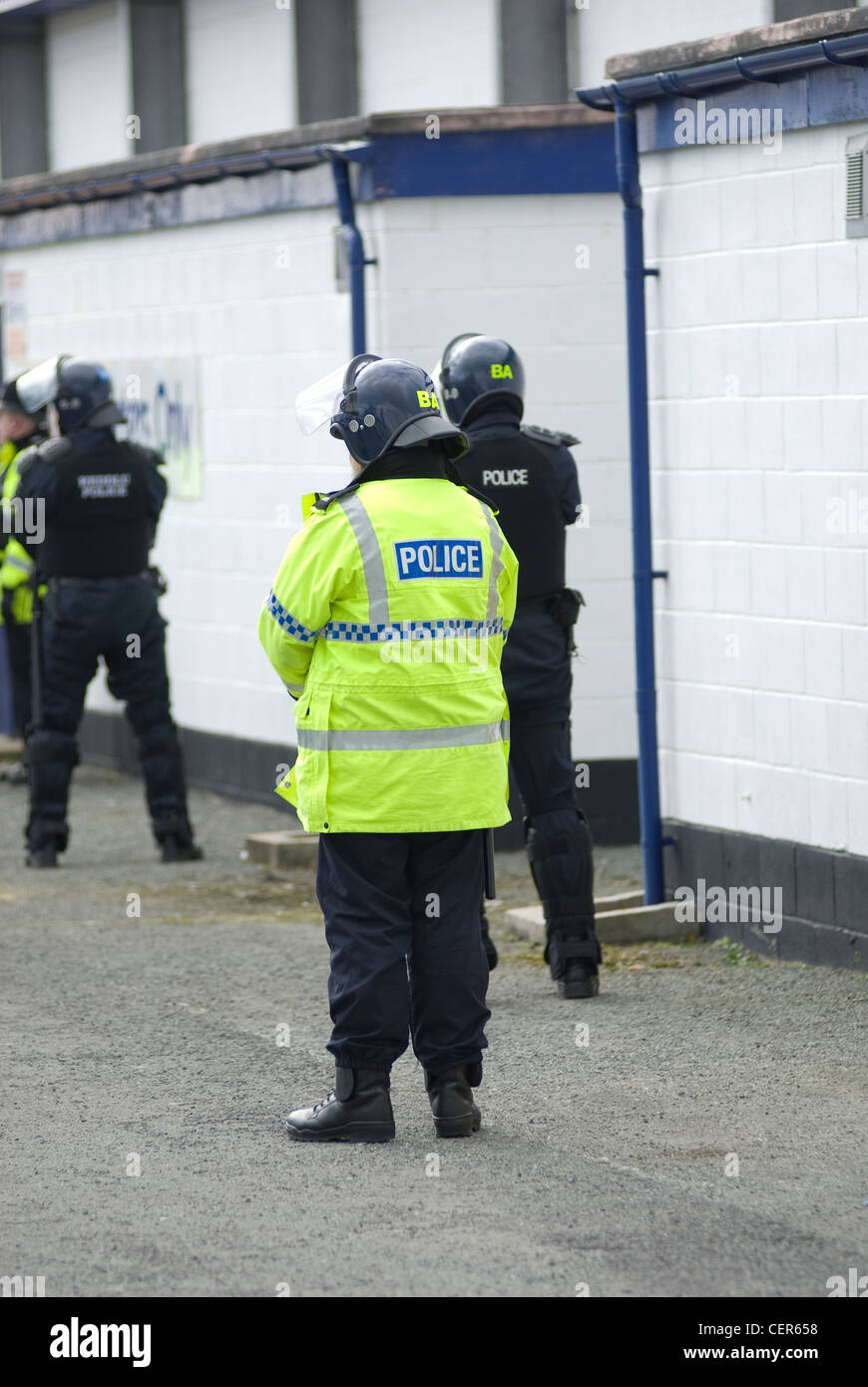 Britische Polizei am Tatort ein Unruhen Stockfoto